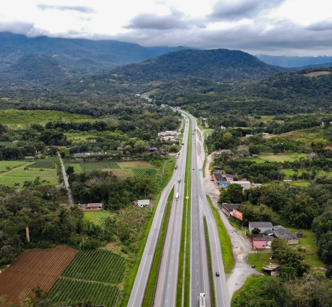 Rodovias do Paraná registram tráfego fluindo normalmente, mas motoristas devem manter atenção