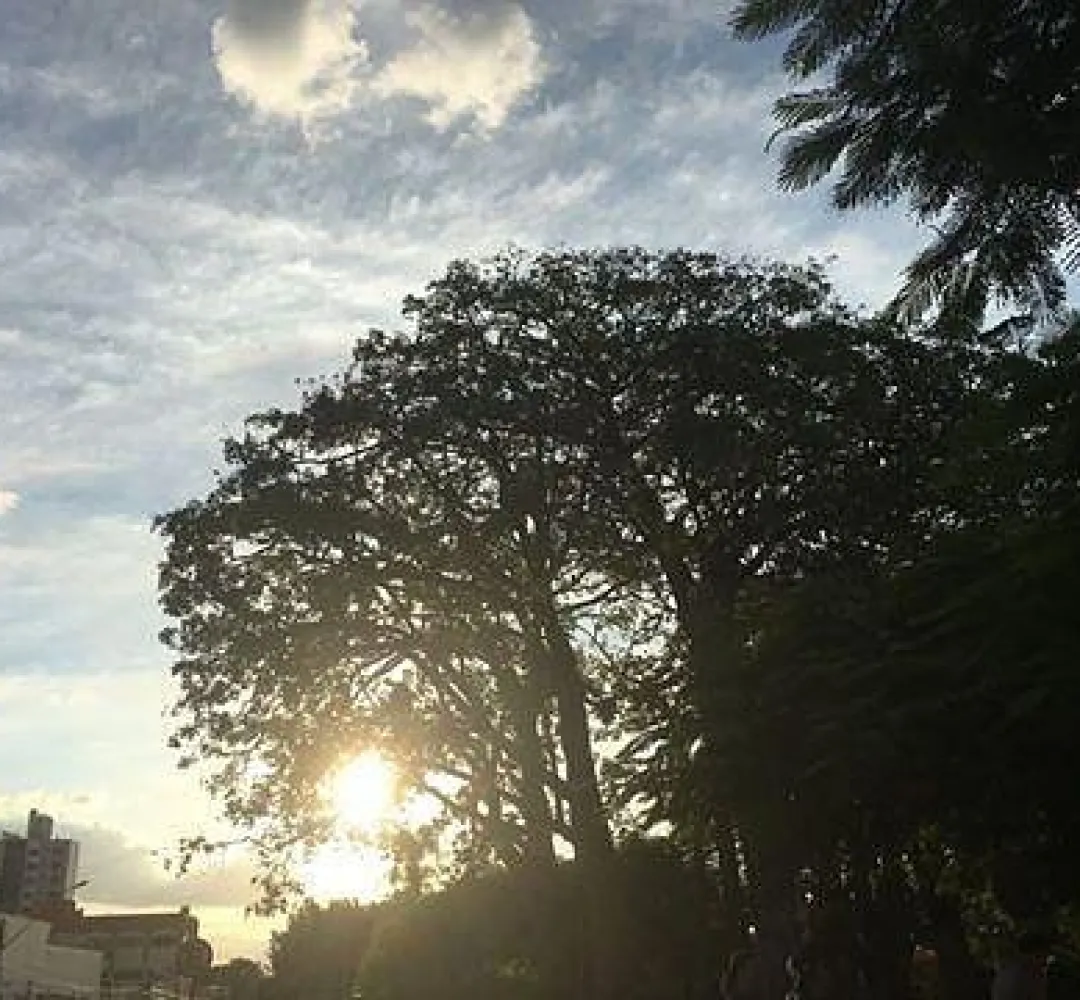 Cascavel tem previsão de céu nublado e temperaturas altas neste domingo