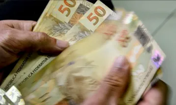 INPC cai 0,32% em agosto e inflação usada para reajustar salários fica em 3,98%