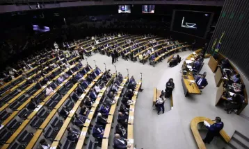 Câmara: 146 deputados da base assinam urgência para anistia