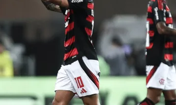 Flamengo goleia no Maracanã para liderar o Campeonato Brasileiro