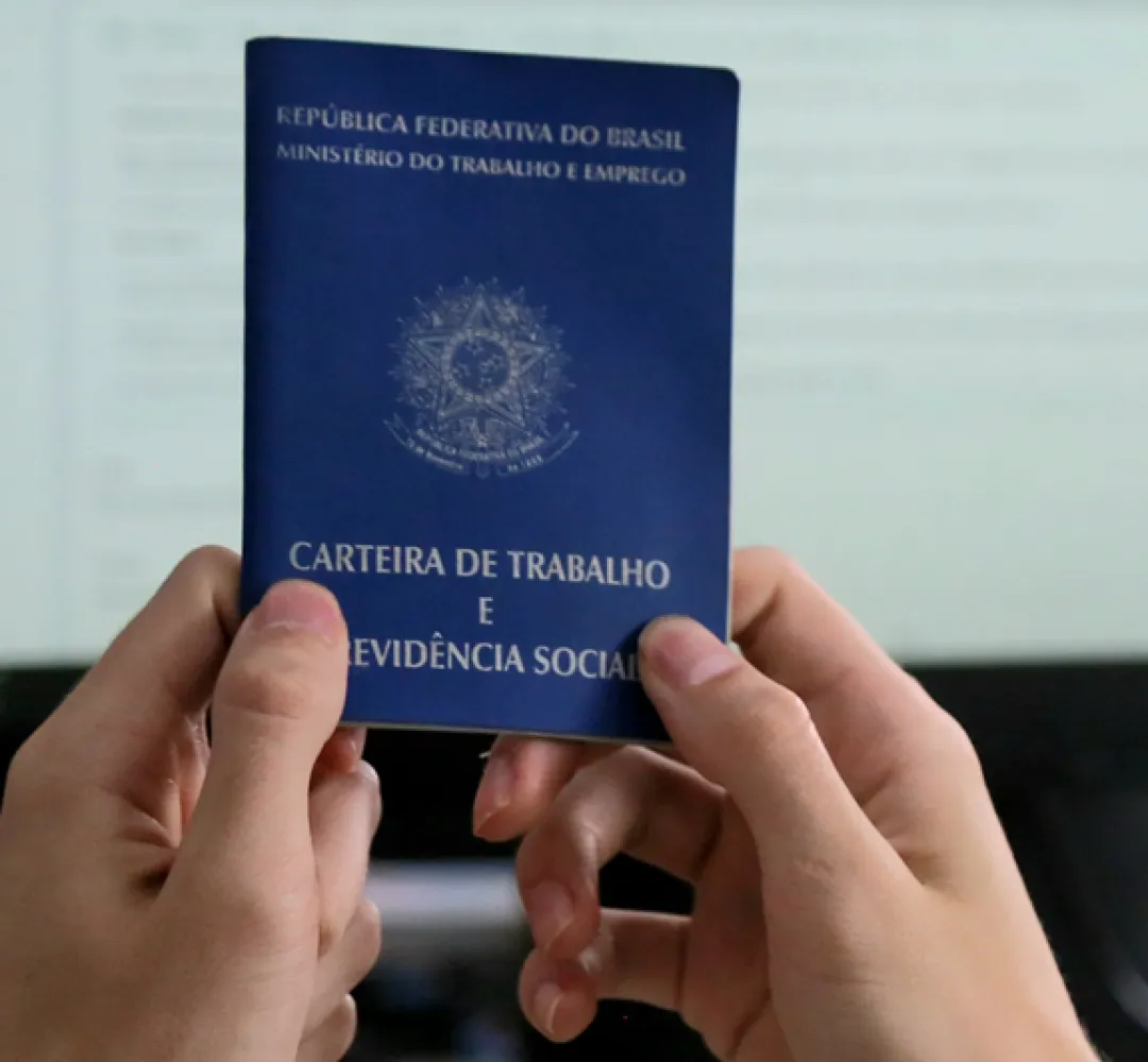 Menos carteira assinada