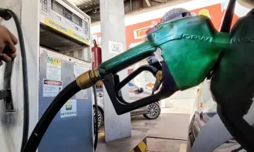 Preço da gasolina cai nas distribuidoras, mas será que impacta no bolso?