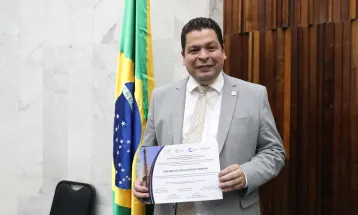 Assembleia Legislativa do Paraná é homenageada na França pelo Selo Diamante de Transparência