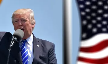 Trump impõe tarifa de 30% à UE e ameaça Rússia com retaliação econômica