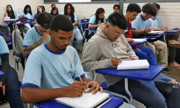 Participante do Pé-de-Meia ganha R$ 200 se fizer dois dias de Enem