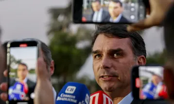Flávio Bolsonaro é investigado pela PF por financiamento de filme sobre Jair Bolsonaro