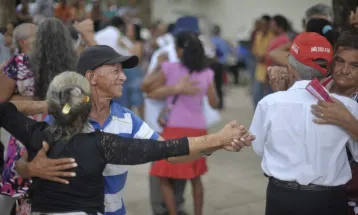 Expectativa de vida no país sobe para 76,6 anos, a maior já registrada