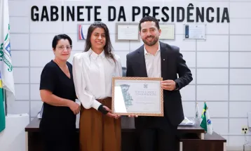 Advogada que salvou família de incêndio em Cascavel recebe homenagem da Câmara