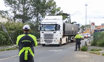 Curitiba avalia proibição de estacionamento de caminhões e ônibus em ruas residenciais