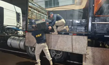 PRF flagra carreta do tráfico com mais de 2,3 toneladas de maconha em Laranjeiras do Sul