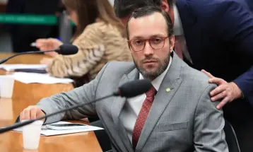 TRE-PR multa Filipe Barros em R$ 20 mil por propaganda negativa contra Gleisi