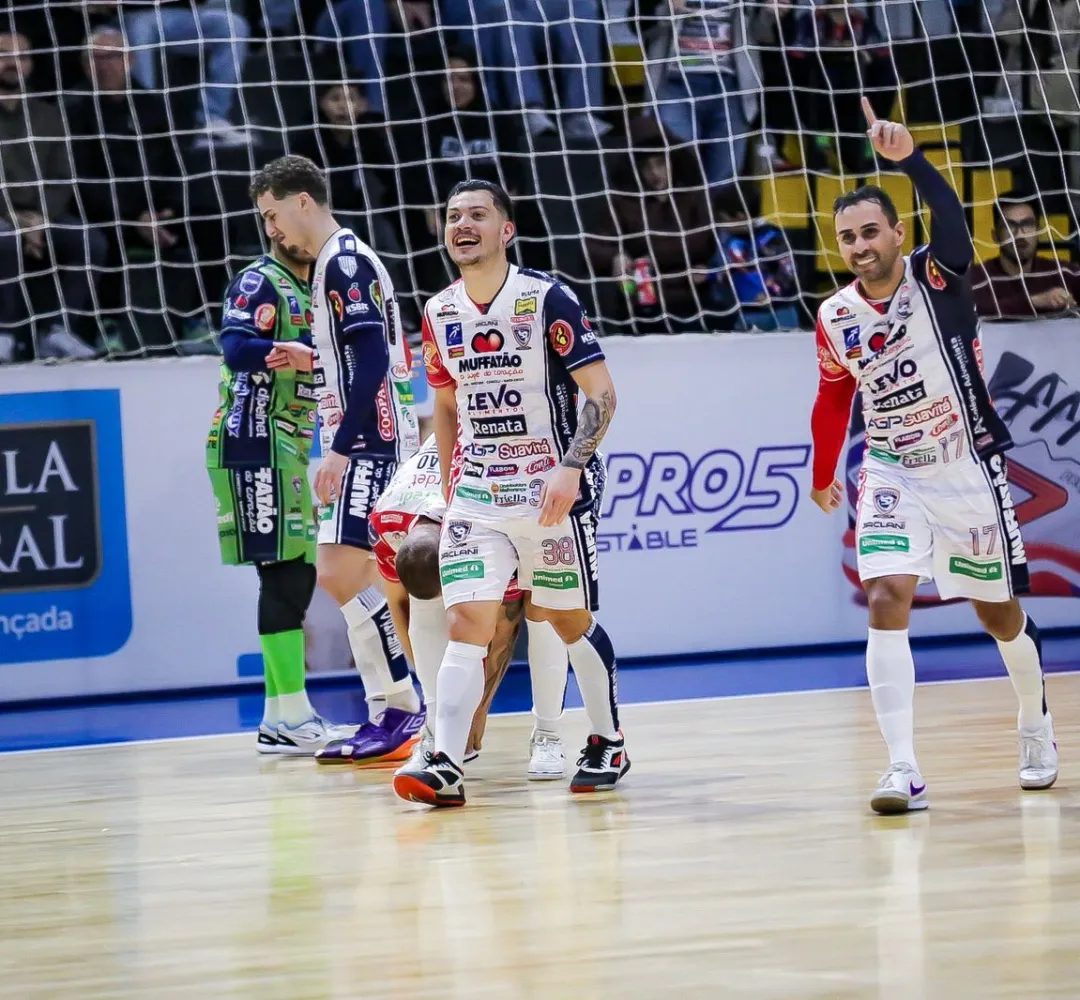 O Cascavel Futsal enfrentou o Praia Clube na Neva
