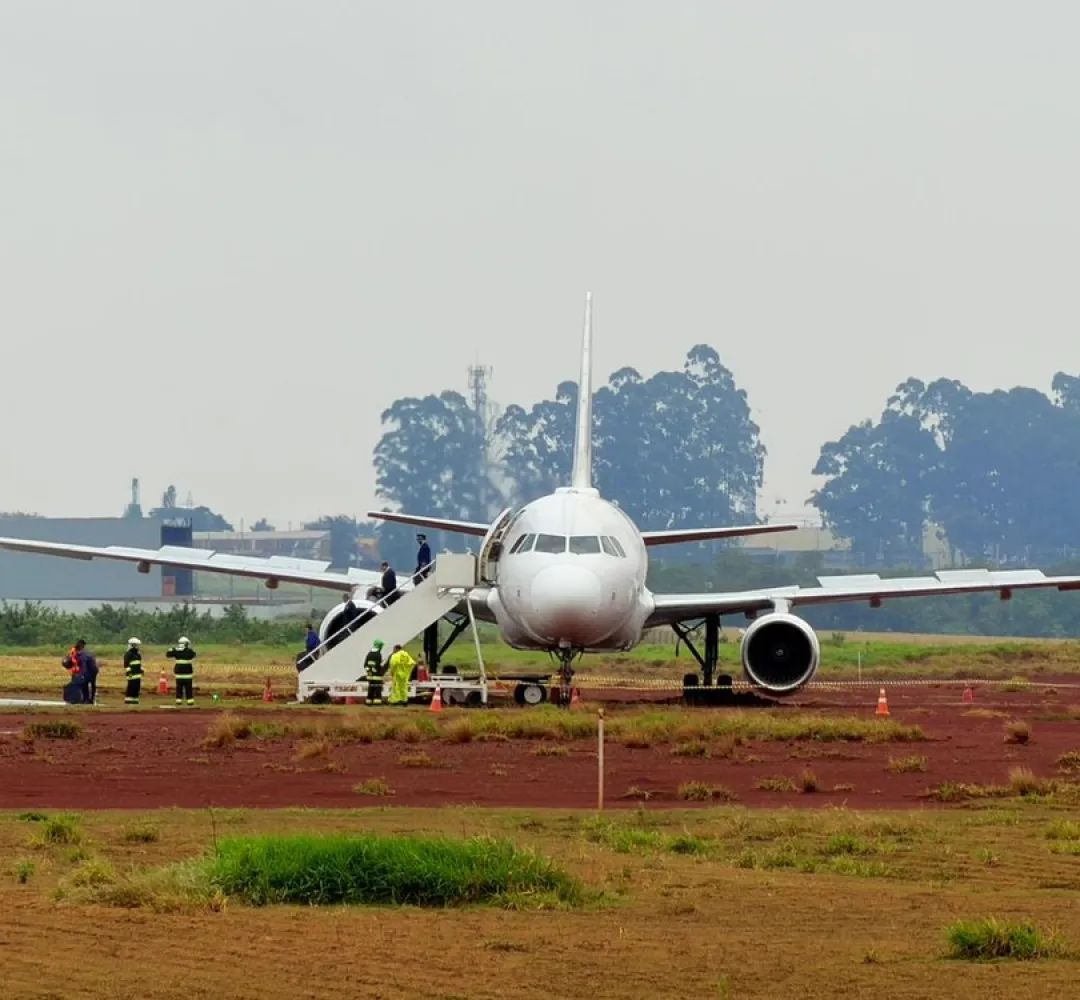 Avião fica atolado aeroporto de Cascavel