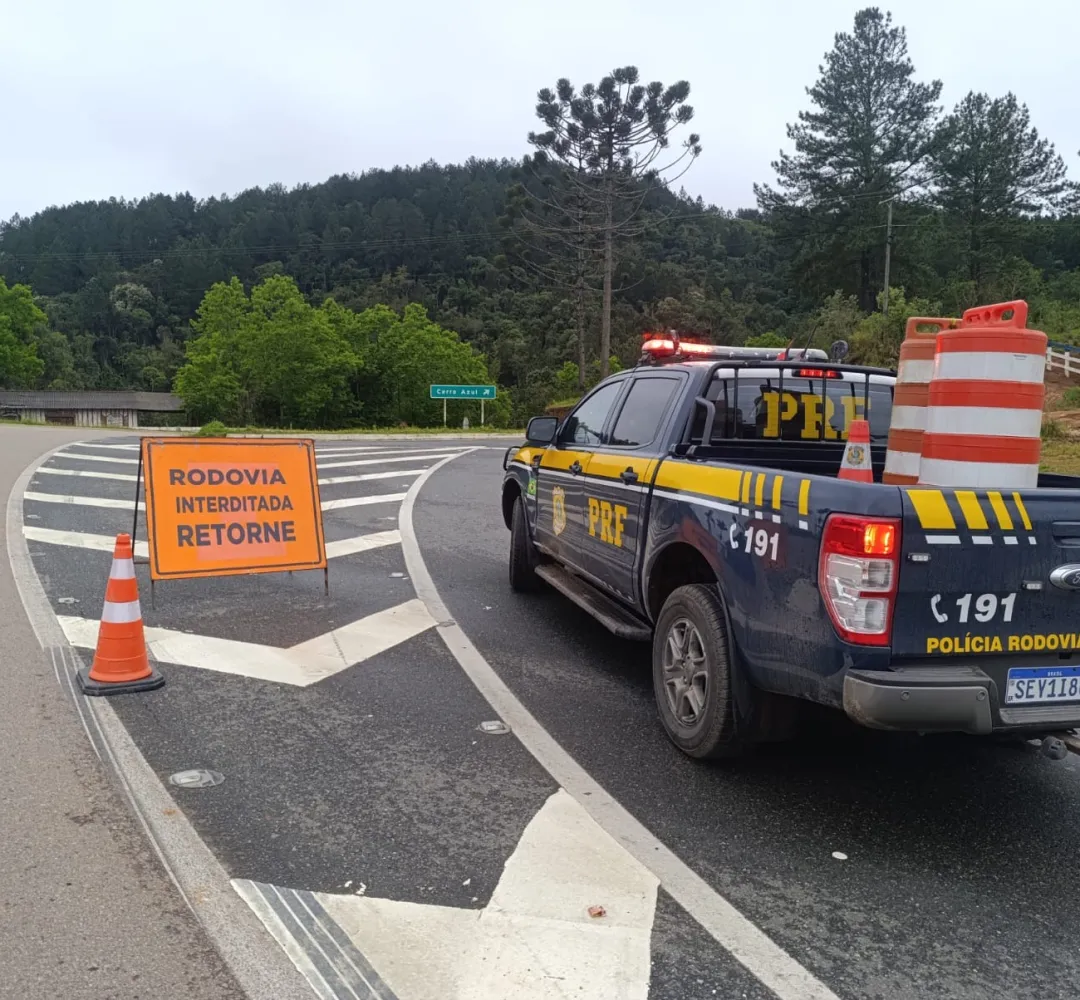 BR-476 segue bloqueada em três pontos