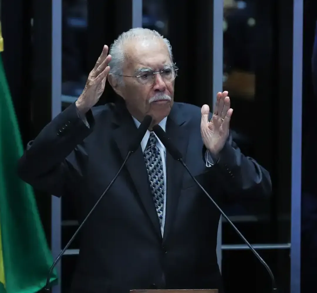 Sarney é internado com pneumonia