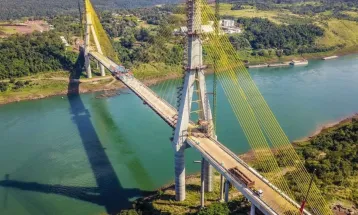Carros de passeio começam a cruzar a Ponte da Integração sob regras específicas