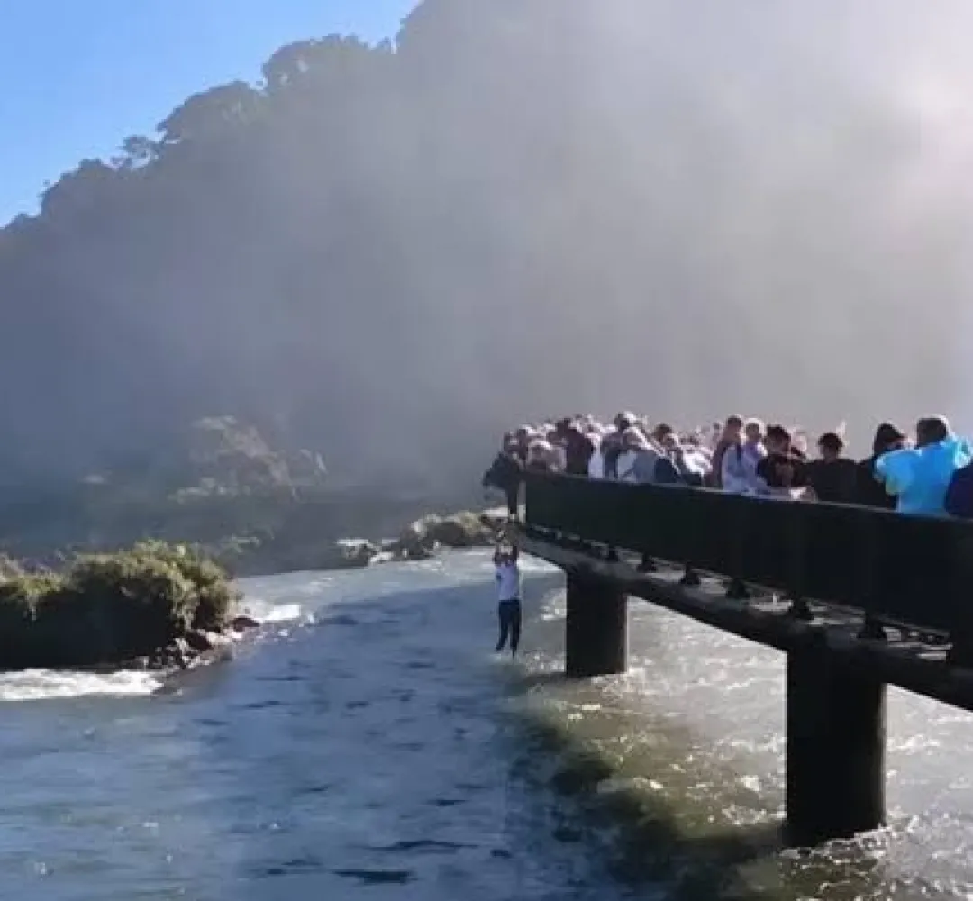 Turista é multado por pular nas Cataratas