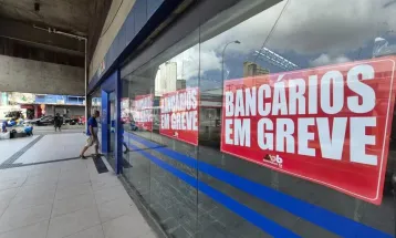 Empregados da Caixa decidem nesta segunda se encerram greve