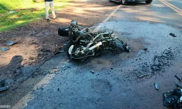 Jovem de 22 anos morre após colisão entre moto e Kombi na PR-317