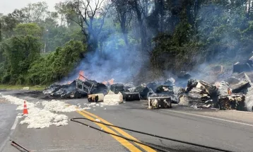 Caminhão com carga de algodão pega fogo após tombar na BR-376
