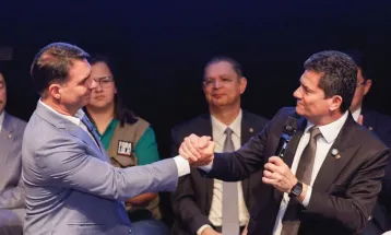 Flávio Bolsonaro entra na disputa do Paraná e crava: “Nosso candidato é Sergio Moro”
