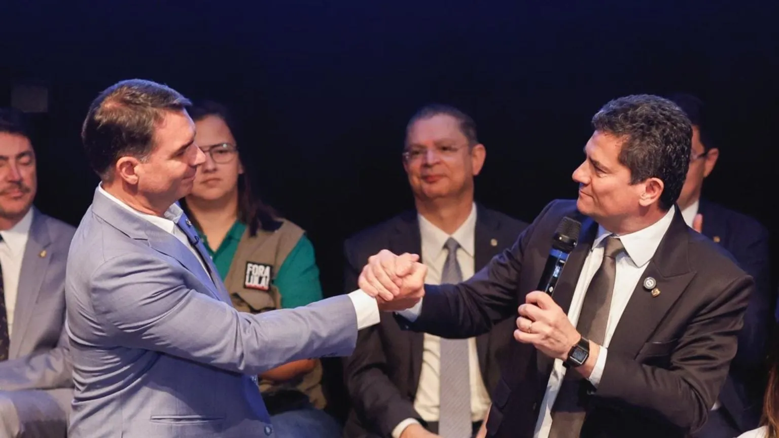 Flávio Bolsonaro entra na disputa do Paraná e crava: “Nosso candidato é Sergio Moro”