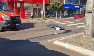 Acidente entre moto e ônibus deixa mulher morta no Centro de Cascavel